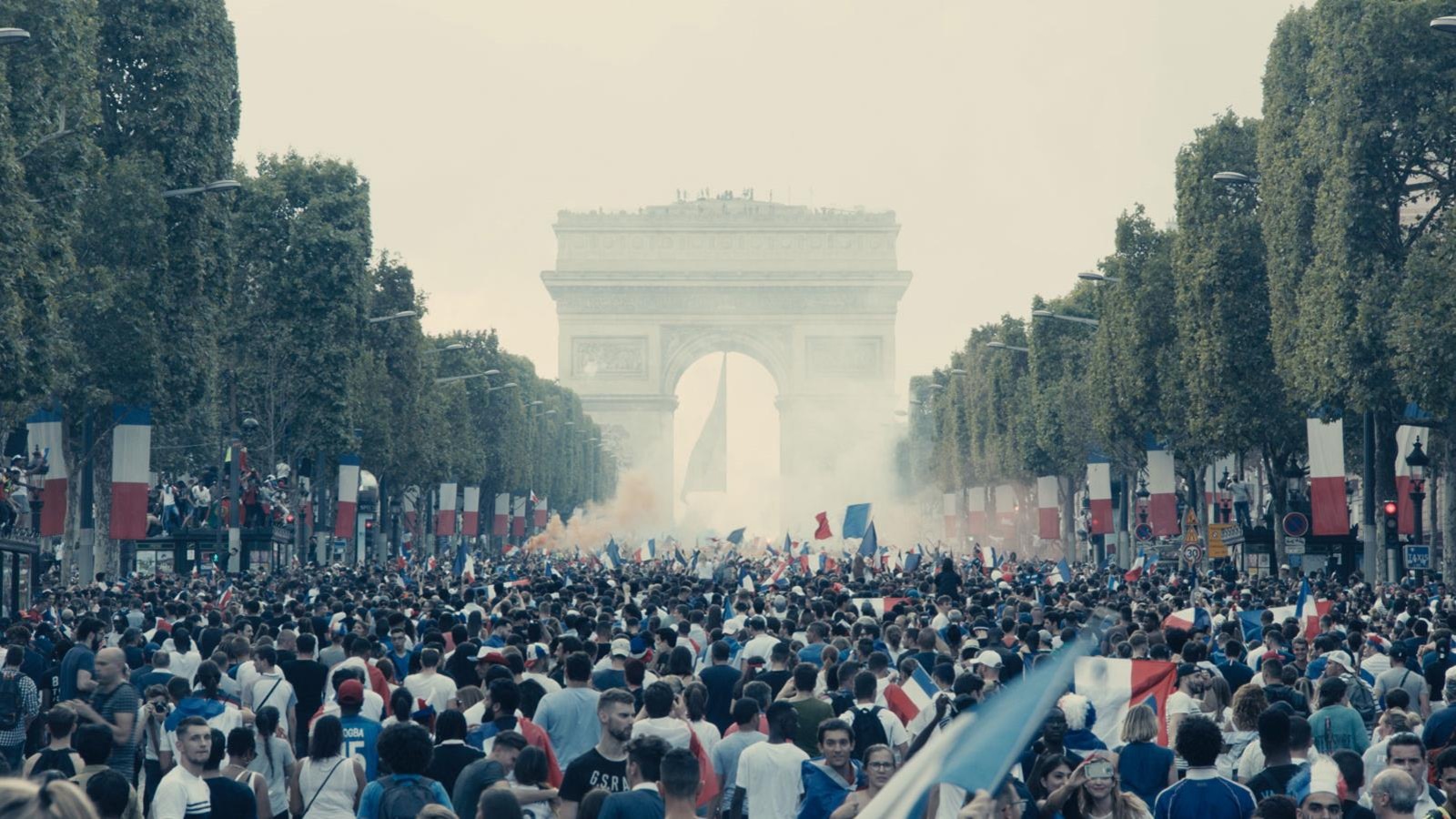 Une foule sur les Champs--Elysées. Une foule sur les Champs--Elysées.