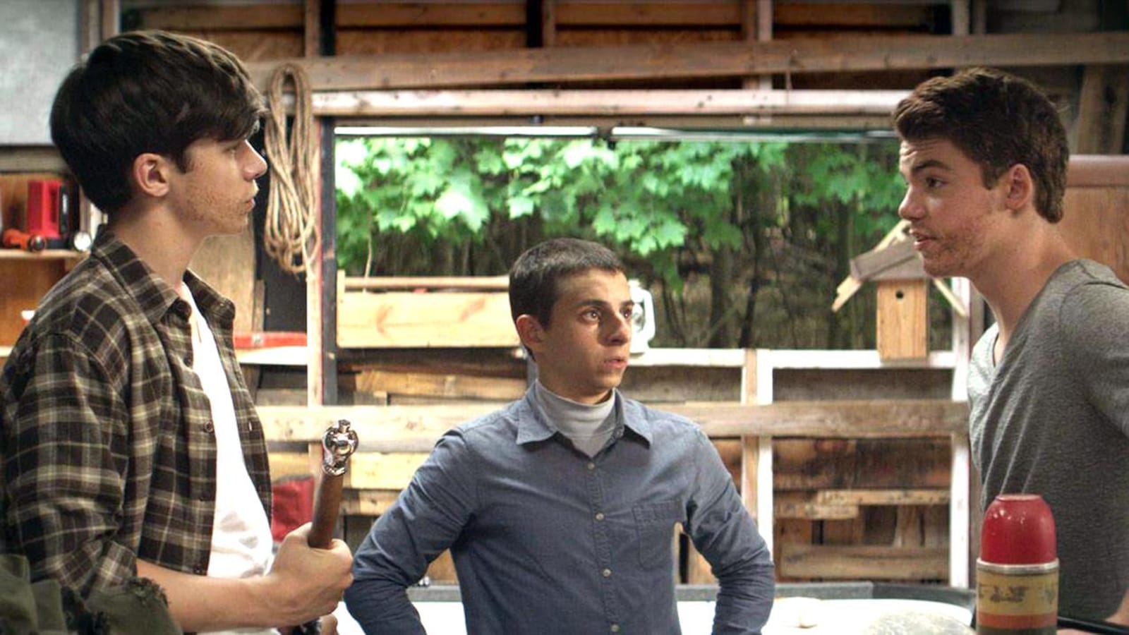 Trois jeunes garçons dans une cabane dans les bois. Trois jeunes garçons dans une cabane dans les bois.