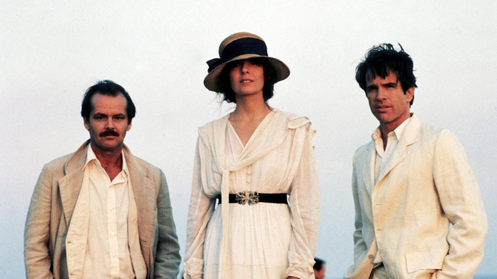 Deux hommes et une femme habillés en blanc, debouts Deux hommes et une femme habillés en blanc, debouts