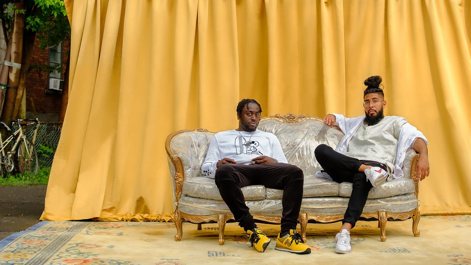 Deux hommes sur un canapé. Deux hommes sur un canapé.