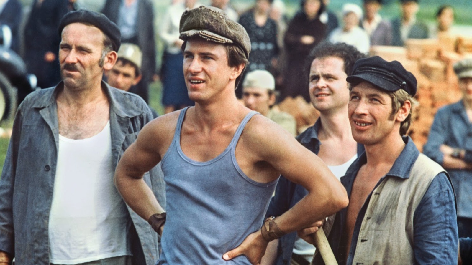 Des hommes en tenues de travail et casquettes. Des hommes en tenues de travail et casquettes.