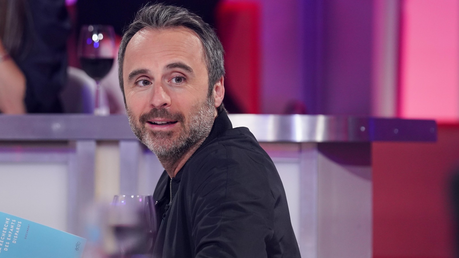 Un homme de côté. Un homme de côté.