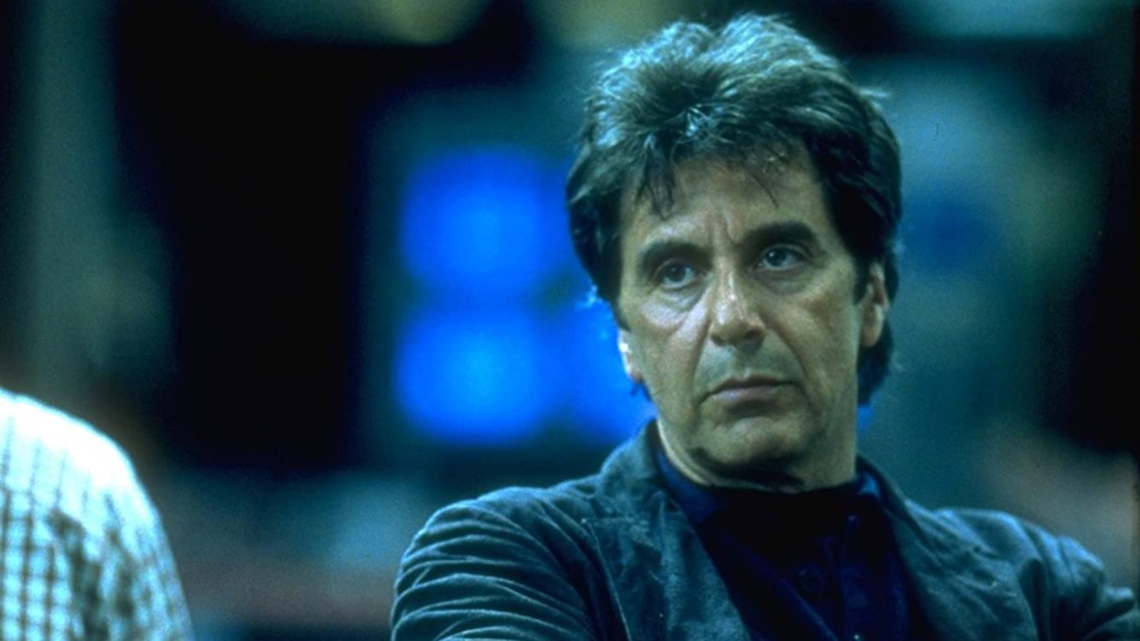 Un homme (Al Pacino), les bras croisés. Un homme (Al Pacino), les bras croisés.