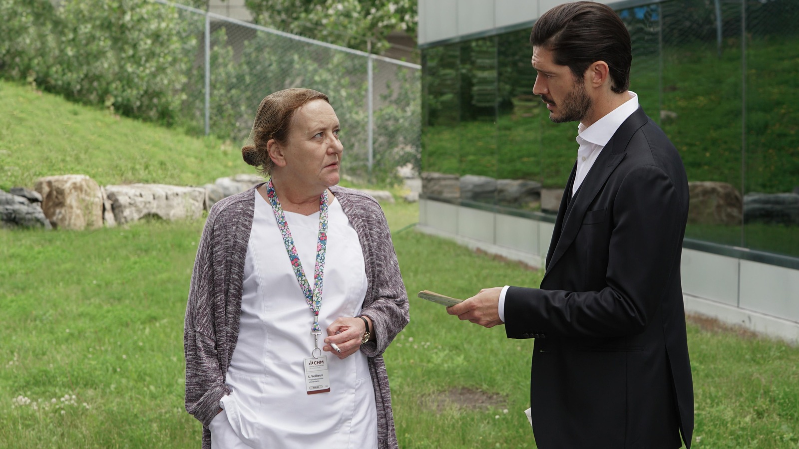 Marc-André, interprété par Éric Bruneau, et sa mère, interprétée par Annick Bergeron dans la série Avant le crash.