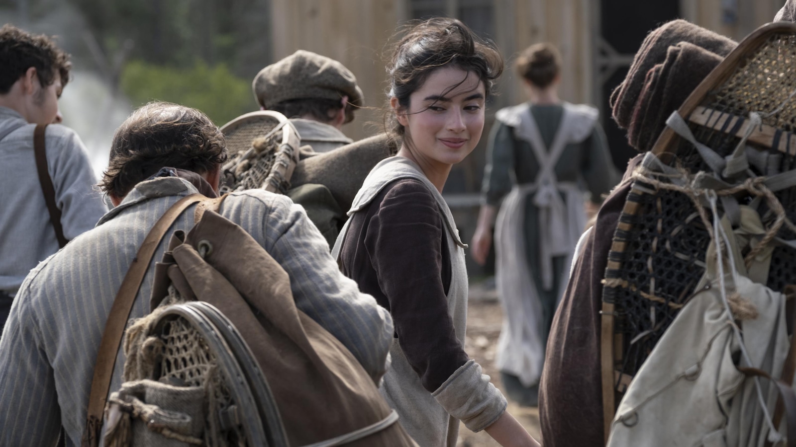 Une jeune fille (Sara Montpetit) a côté d'une cariole se retourne et regarde les travailleurs rentrer vers la maison. Une jeune fille (Sara Montpetit) a côté d'une cariole se retourne et regarde les travailleurs rentrer vers la maison.