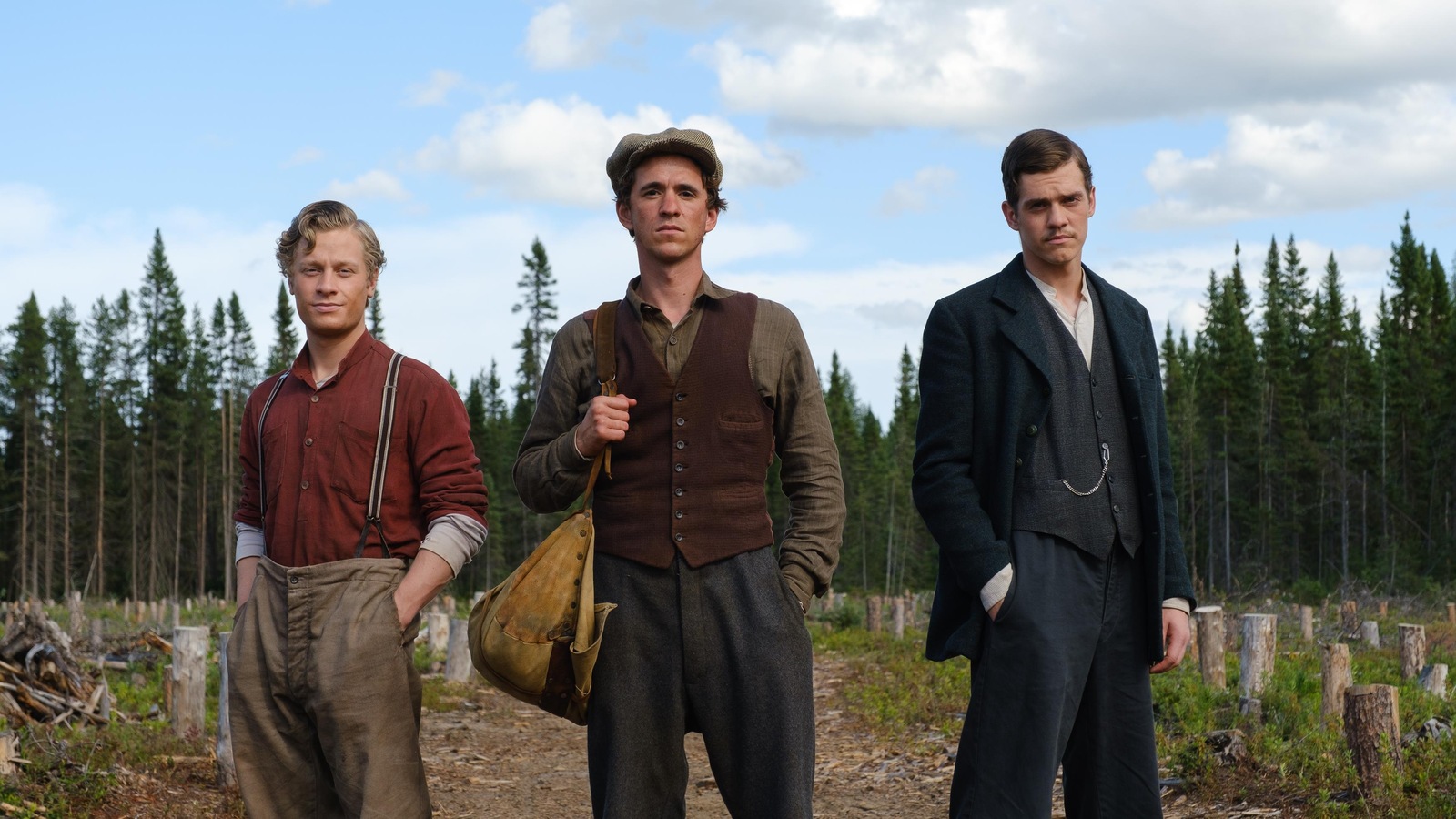 Trois jeunes hommes (Antoine-Olivier Pilon, Emile Schneider et Robert Naylor), debout, devant une terre forestière. Trois jeunes hommes (Antoine-Olivier Pilon, Emile Schneider et Robert Naylor), debout, devant une terre forestière.