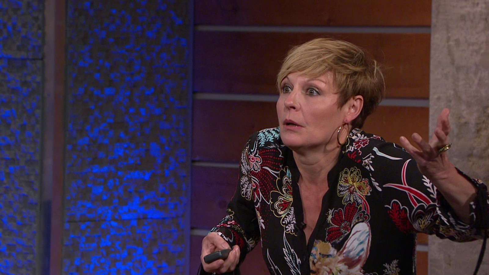 Elle cherche une réponse sur le plateau de l'émission Silence, on joue! Elle cherche une réponse sur le plateau de l'émission Silence, on joue!