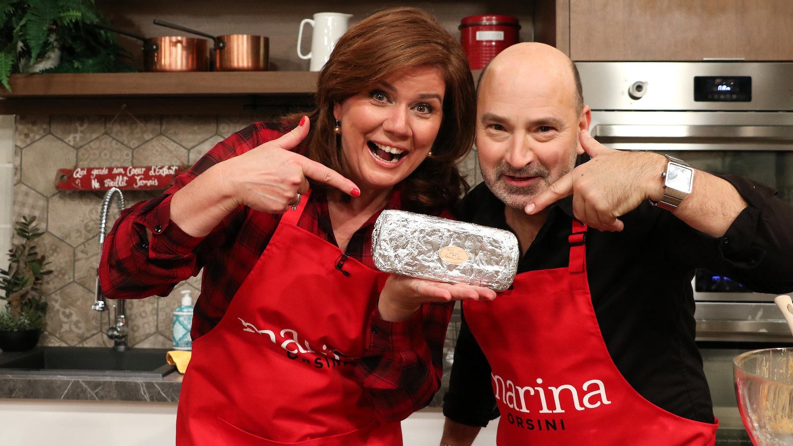 L'animatrice et le chef rigolent en cuisinant pour les Fêtes. L'animatrice et le chef rigolent en cuisinant pour les Fêtes.