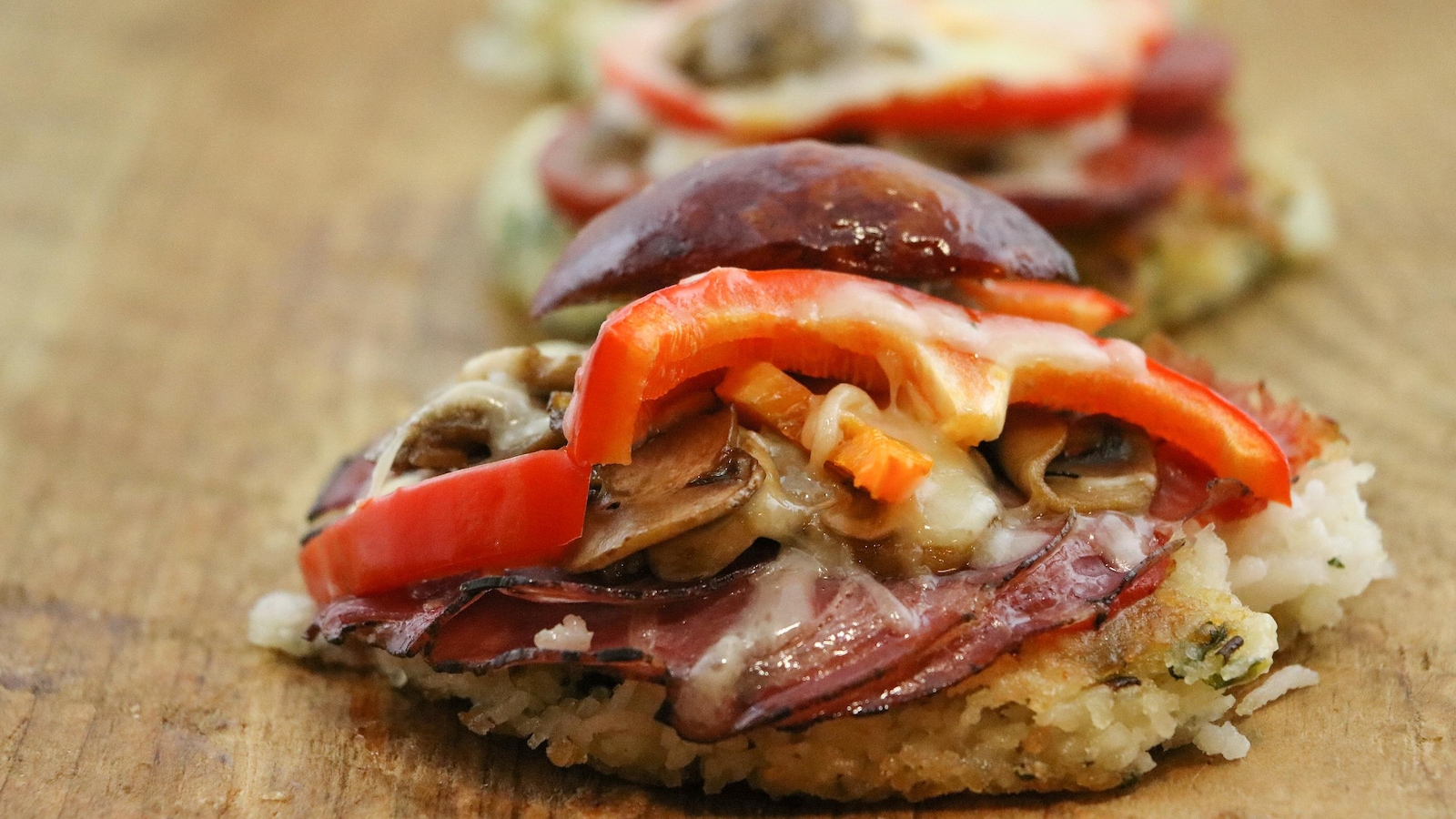 Mini-pizza avec des poivrons et du fromage dégoulinant. Mini-pizza avec des poivrons et du fromage dégoulinant.