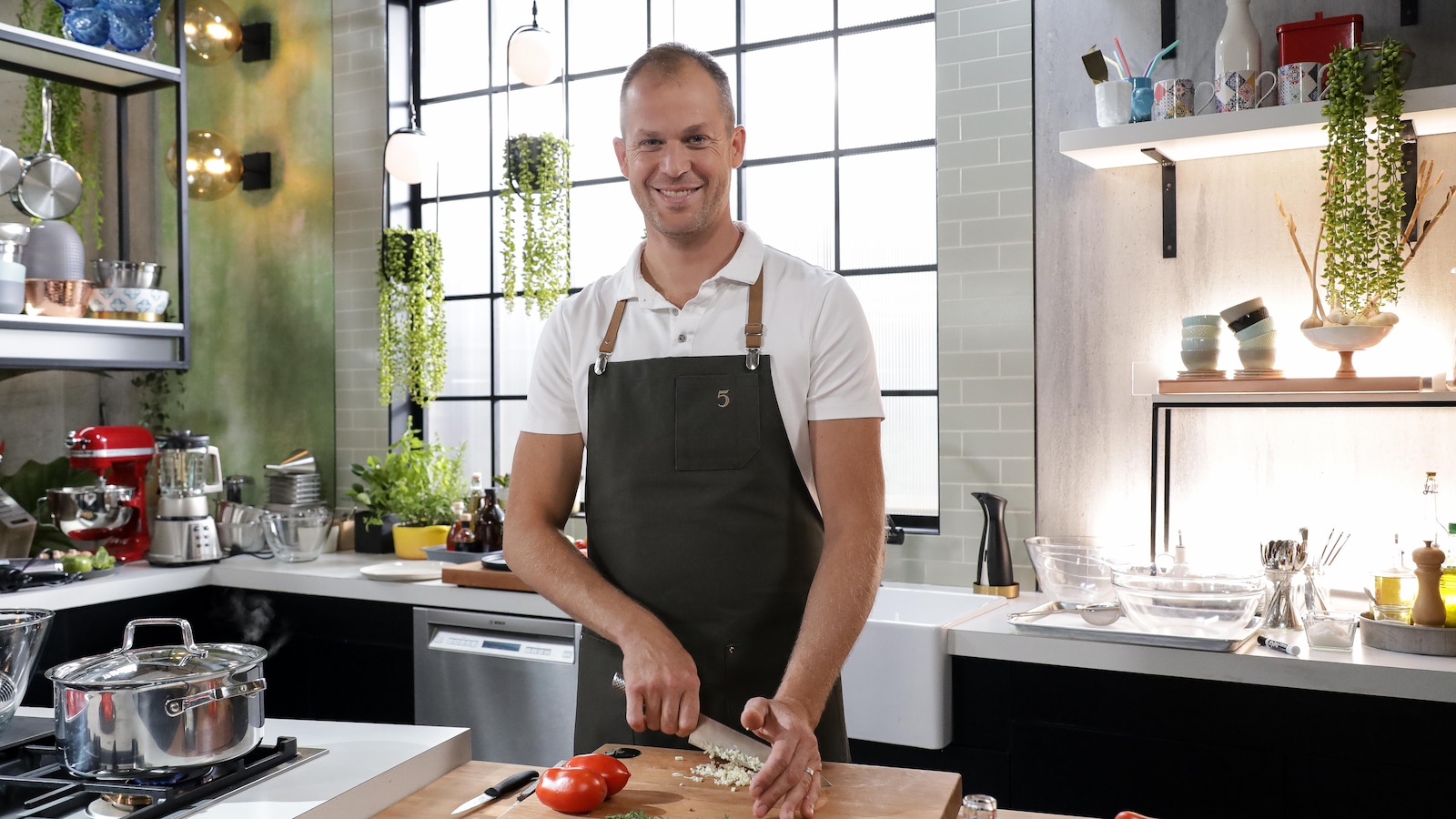 Il est sur le plateau de l'émission 5 chefs dans ma cuisine. Il est sur le plateau de l'émission 5 chefs dans ma cuisine.