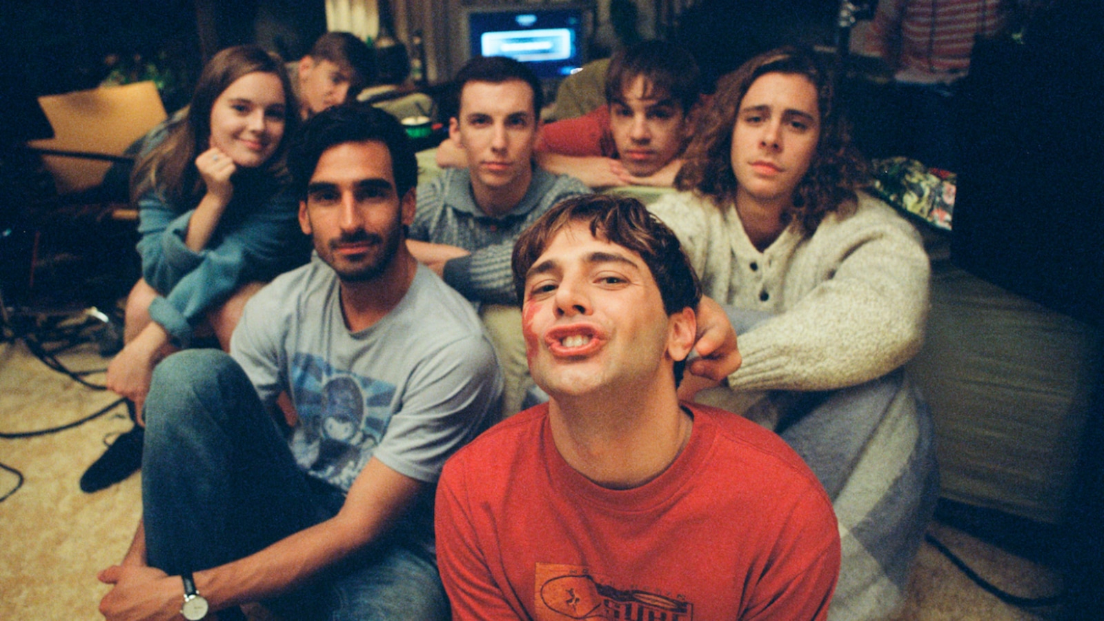 Un groupe de jeunes gens (parmi lesquels Xavier Dolan et Gabriel D'Almeida Freitas) assis par terre, fixent l'objectif de la caméra. Un groupe de jeunes gens (parmi lesquels Xavier Dolan et Gabriel D'Almeida Freitas) assis par terre, fixent l'objectif de la caméra.