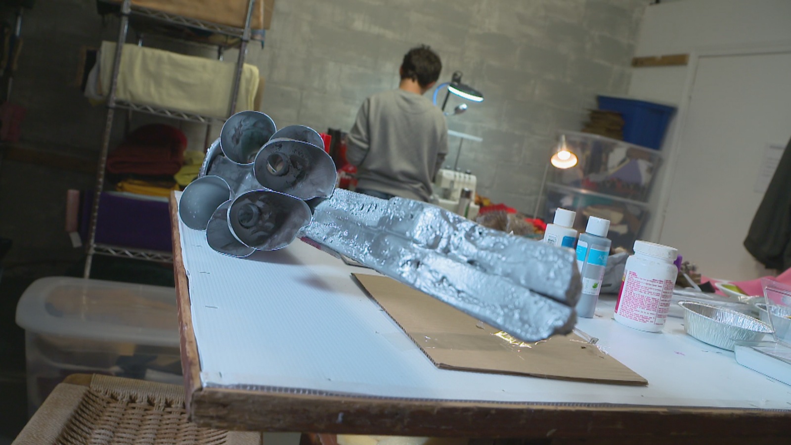 Une création, un bricolage, sur une table Une création, un bricolage, sur une table