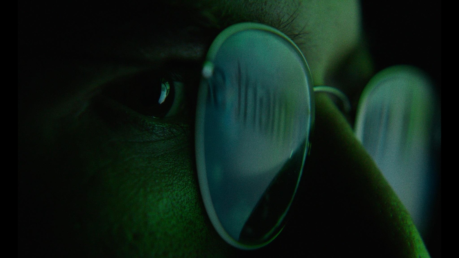 En très gros plan, le regard d'un homme portant des lunettes, de biais. En très gros plan, le regard d'un homme portant des lunettes, de biais.