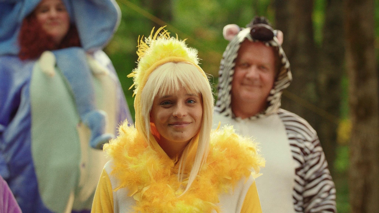 Une jeune fille portant un costume de canari jaune sourit. Une jeune fille portant un costume de canari jaune sourit.
