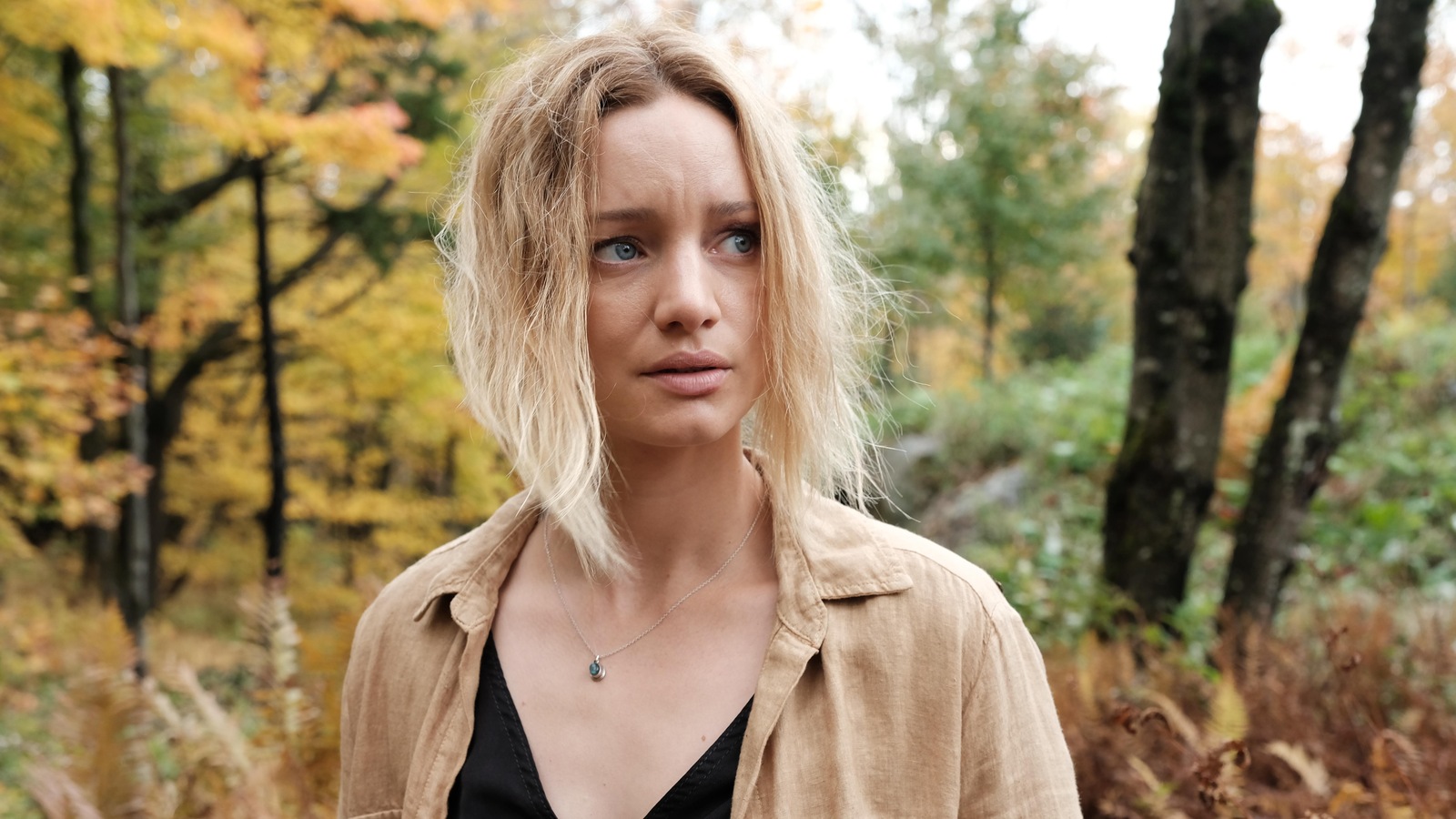 Une jeune femme (Laurence Leboeuf) l'air perdu, au milieu d'une forêt. Une jeune femme (Laurence Leboeuf) l'air perdu, au milieu d'une forêt.