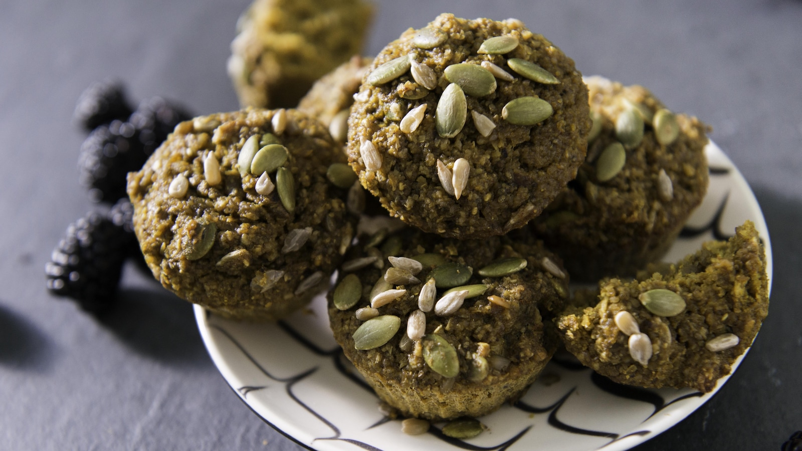 Une assiette contient des muffins avec des graines de citrouille et des graines de tournesol. Une assiette contient des muffins avec des graines de citrouille et des graines de tournesol.