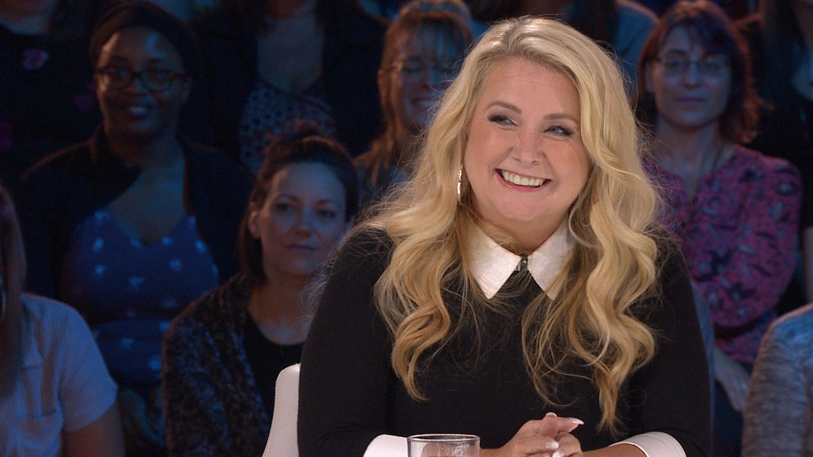 La chanteuse sur le plateau des enfants de la télé La chanteuse sur le plateau des enfants de la télé