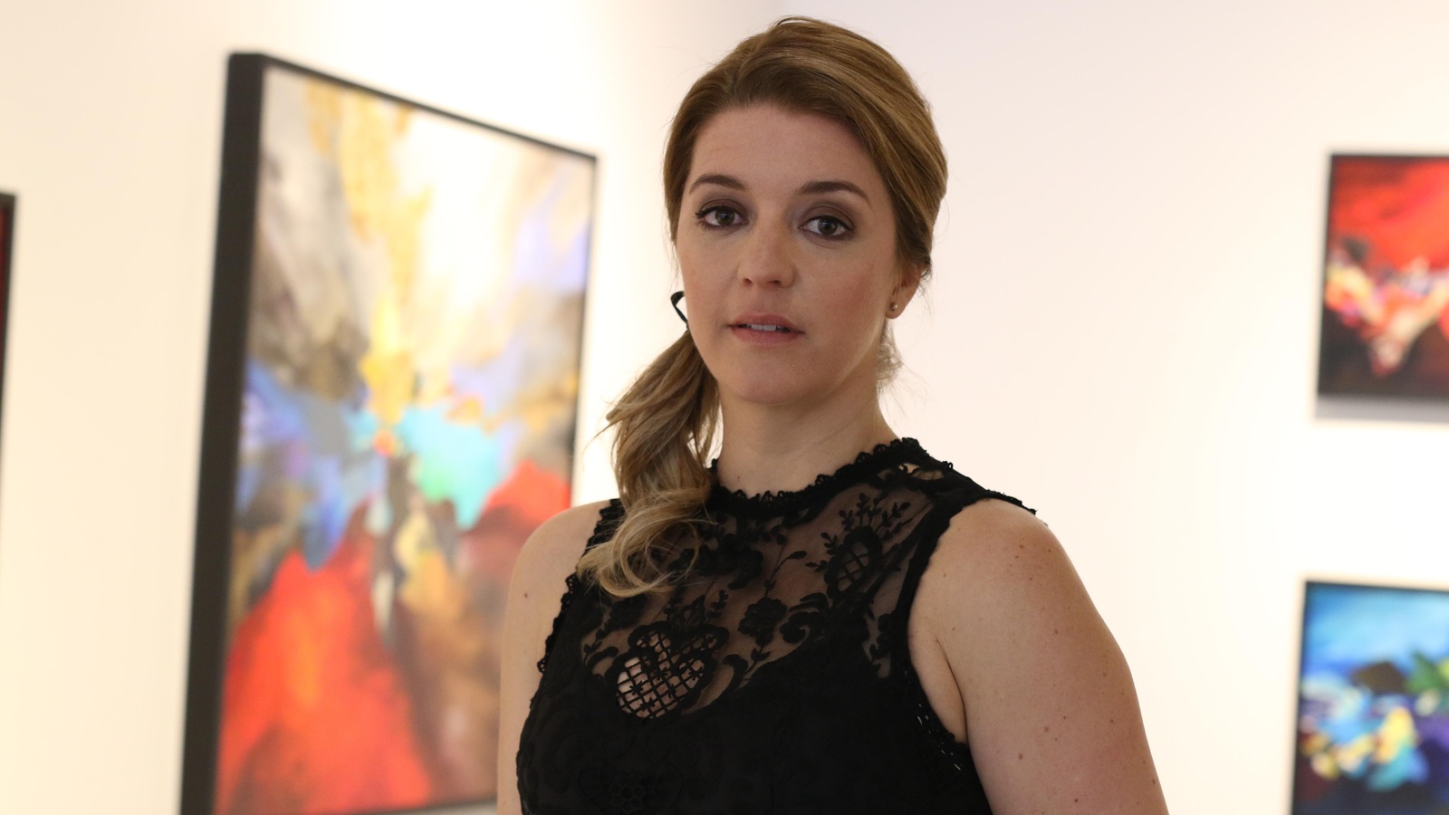 La vraie artiste derrière les toiles peintes par Nikki dans Les Simone ...