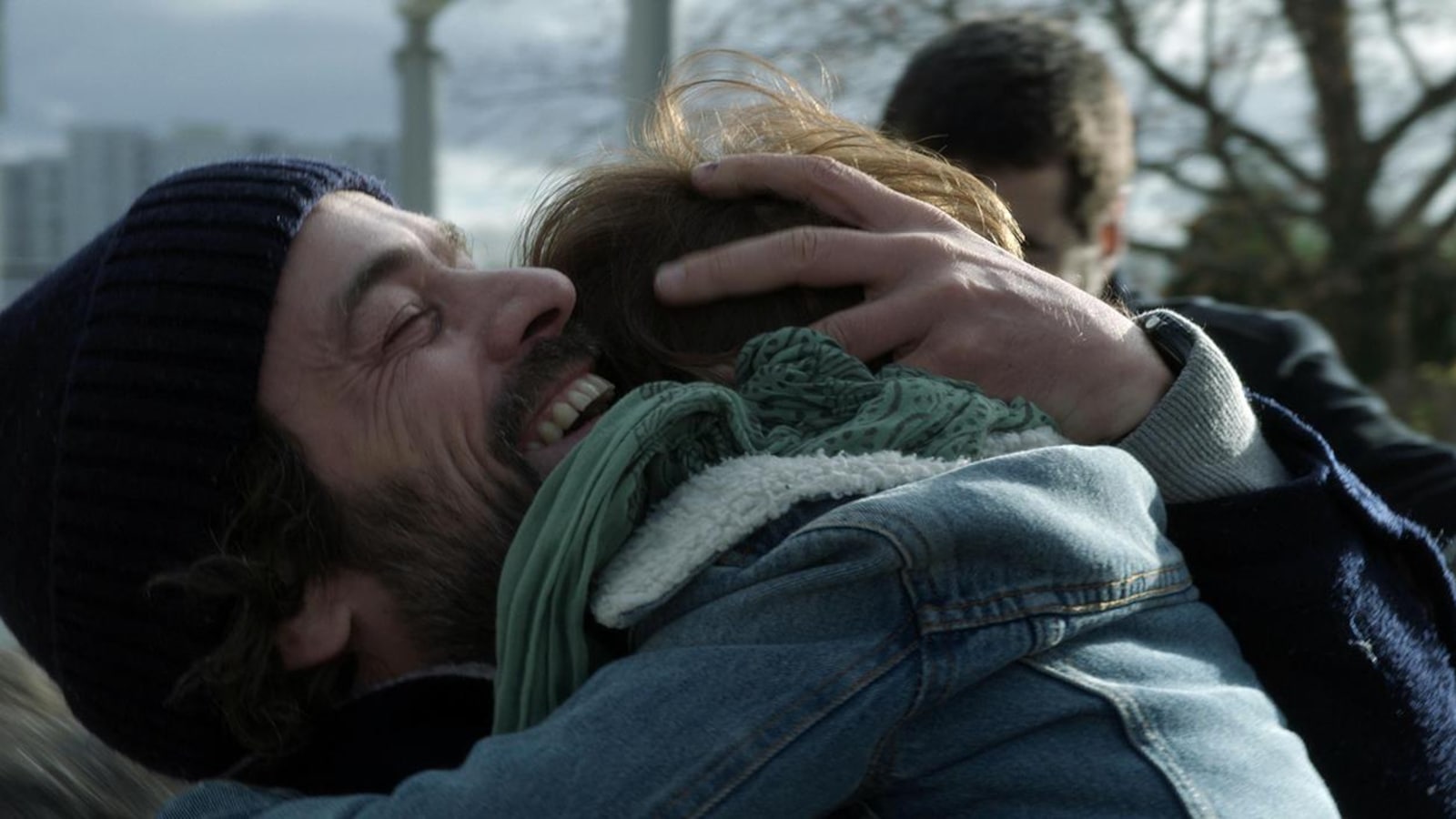 Un homme tient un enfant dans ses bras et contre lui, en souriant. Un homme tient un enfant dans ses bras et contre lui, en souriant.