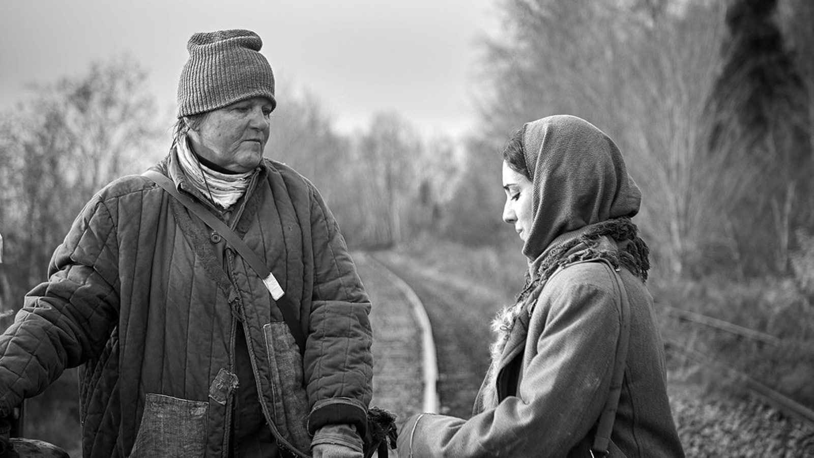 En noir et blanc, deux femmes (Monique Gosselin et Nathalie Doummar) sur un chemin de fer. En noir et blanc, deux femmes (Monique Gosselin et Nathalie Doummar) sur un chemin de fer.