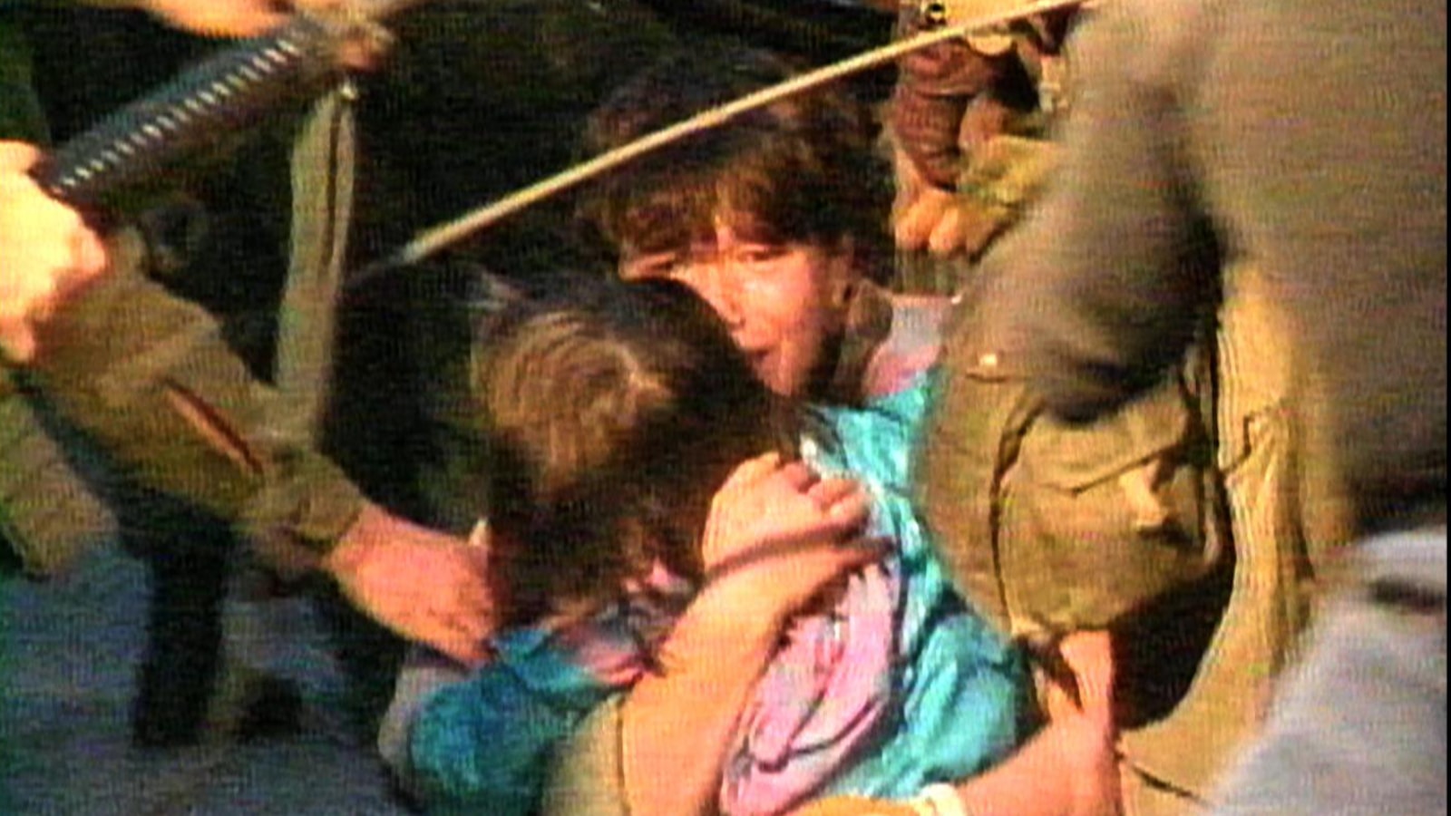 Photo d'archives de deux enfants apeurées et entourés de soldats armés.