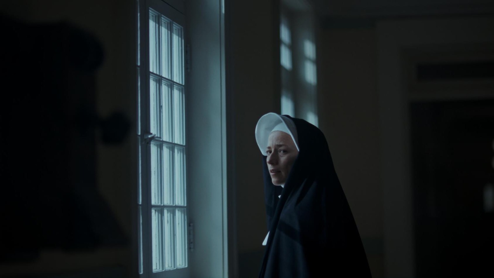 Une femme (Karine Vanasse) en tenue de soeur, devant une fenêtre. Une femme (Karine Vanasse) en tenue de soeur, devant une fenêtre.