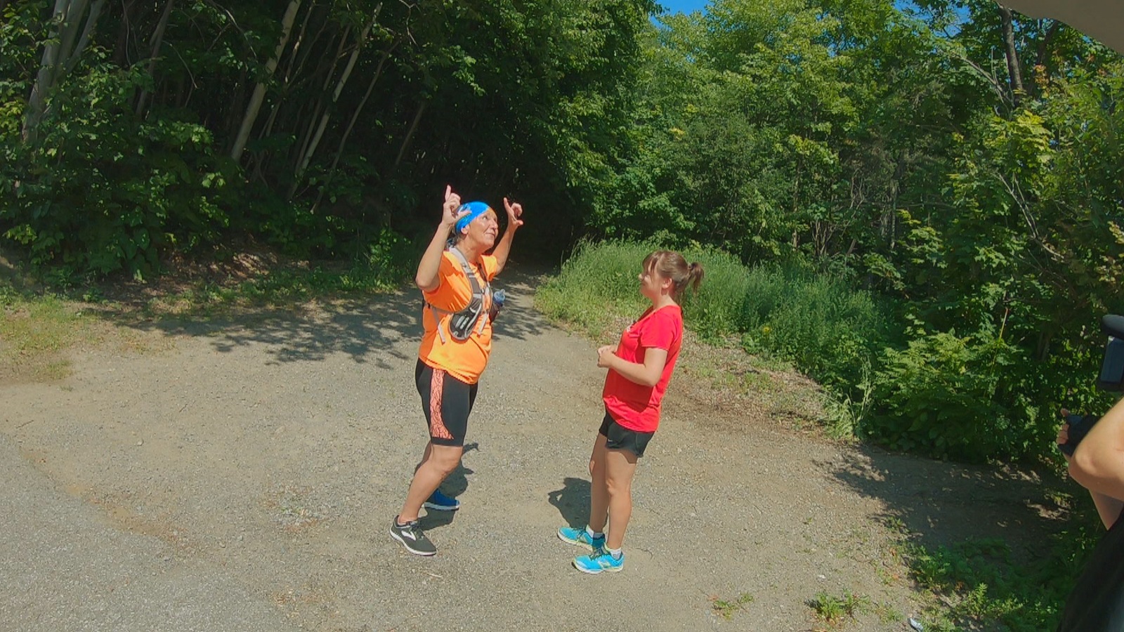 Deux femmes avec des vêtements sport se parlent dans une forêt Deux femmes avec des vêtements sport se parlent dans une forêt