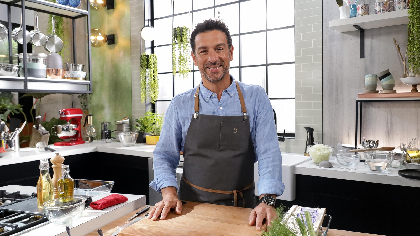 Il est sur le plateau de l'émission 5 chefs dans ma cuisine. Il est sur le plateau de l'émission 5 chefs dans ma cuisine.