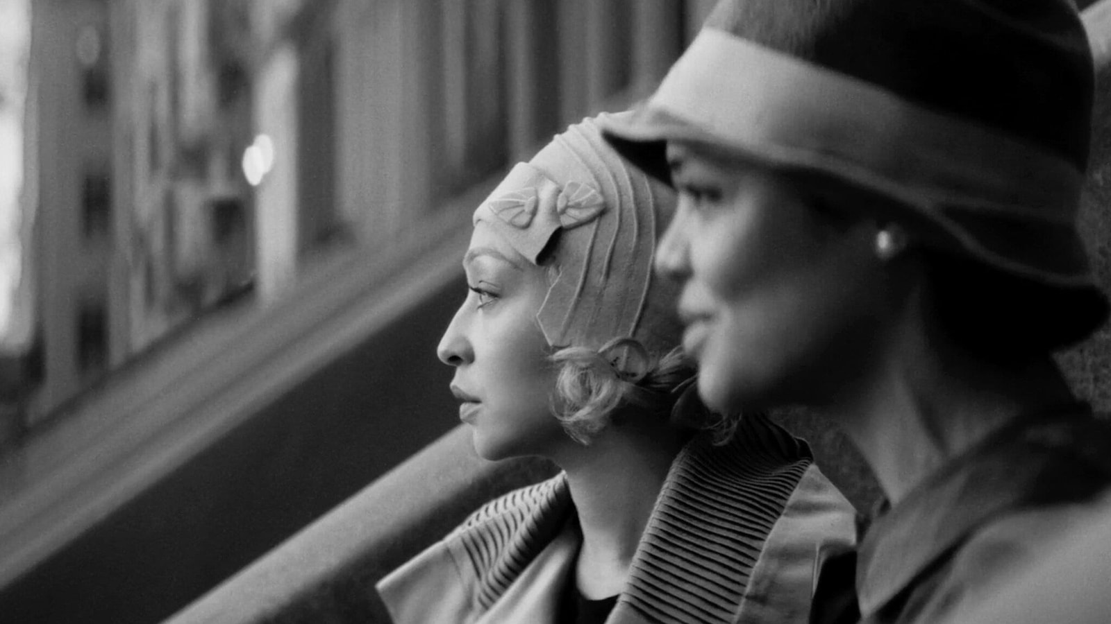 En noir et blanc, deux femmes afro-américaines de profil, vêtues d'habits des années 20.
