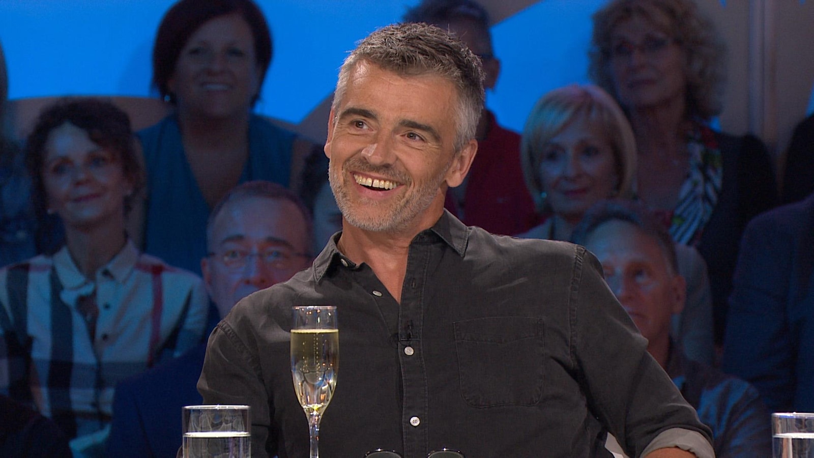 L'homme rit alors qu'il est sur le plateau des « Enfants de la télé ». L'homme rit alors qu'il est sur le plateau des « Enfants de la télé ».