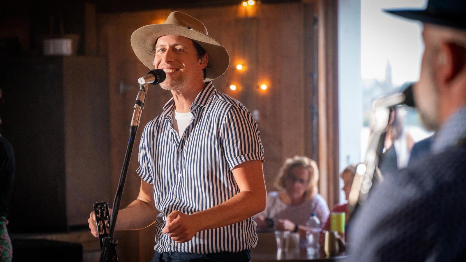 Patrice Michaud qui chante. Patrice Michaud qui chante.
