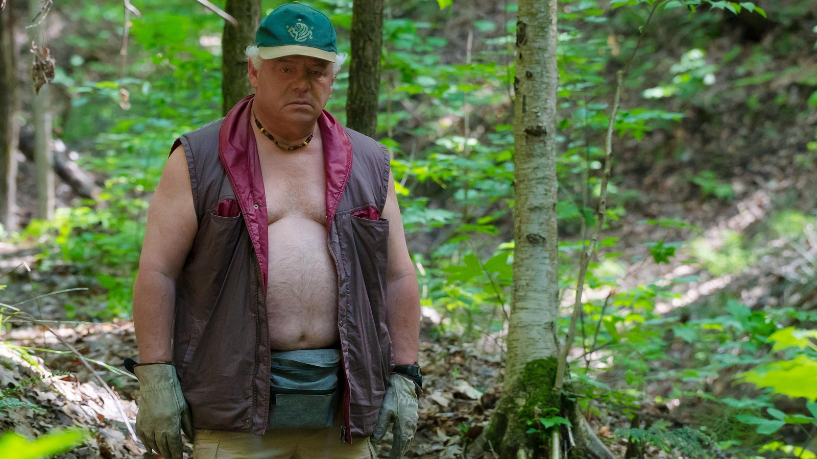 Paulo est en forêt et semble perturbé. Il ne porte pas de chandail sous sa veste ouverte. Paulo est en forêt et semble perturbé. Il ne porte pas de chandail sous sa veste ouverte.