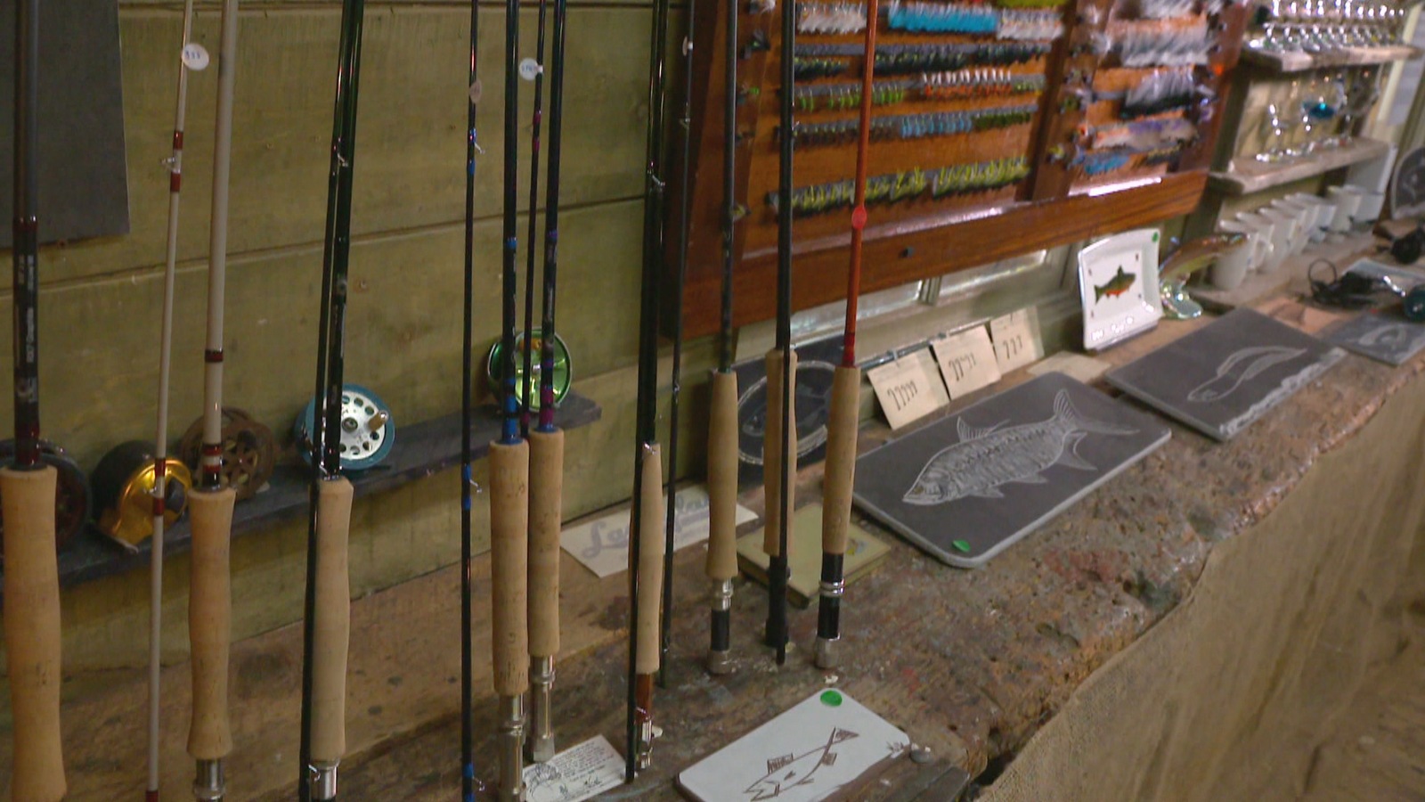 des cannes à pêeche dans un atelier des cannes à pêeche dans un atelier