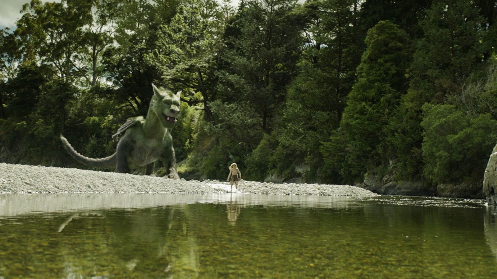 Un immense dragon vert joue avec un petit garçon sur une plage, devant un lac, dans une forêt. Un immense dragon vert joue avec un petit garçon sur une plage, devant un lac, dans une forêt.