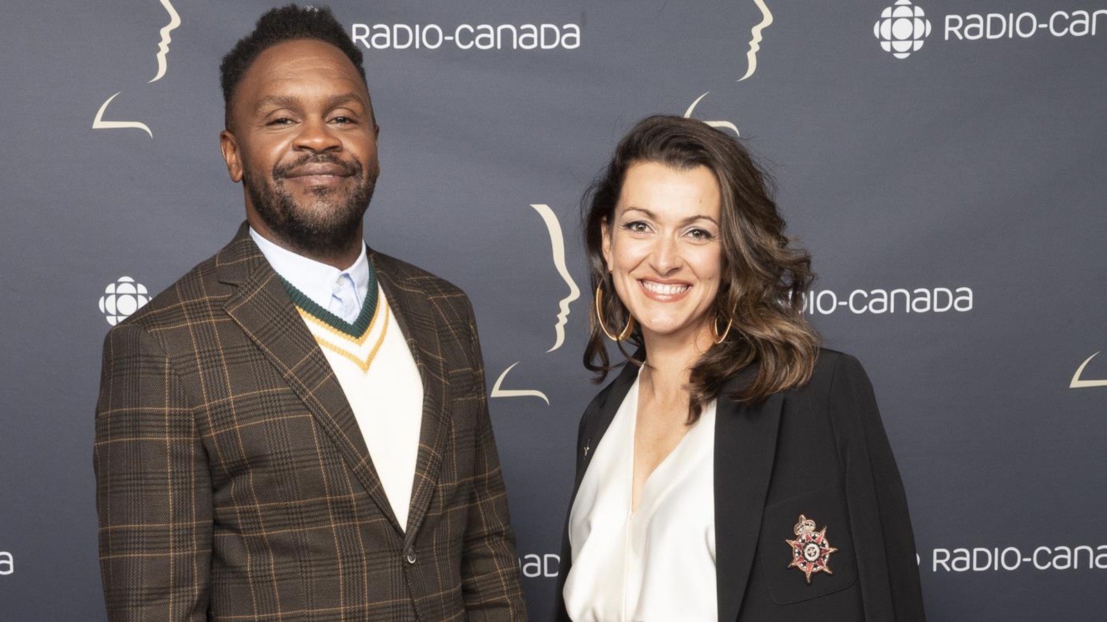 Pierre-Yves Lord et son accompagnatrice sur le tapis rouge des Gémeaux.