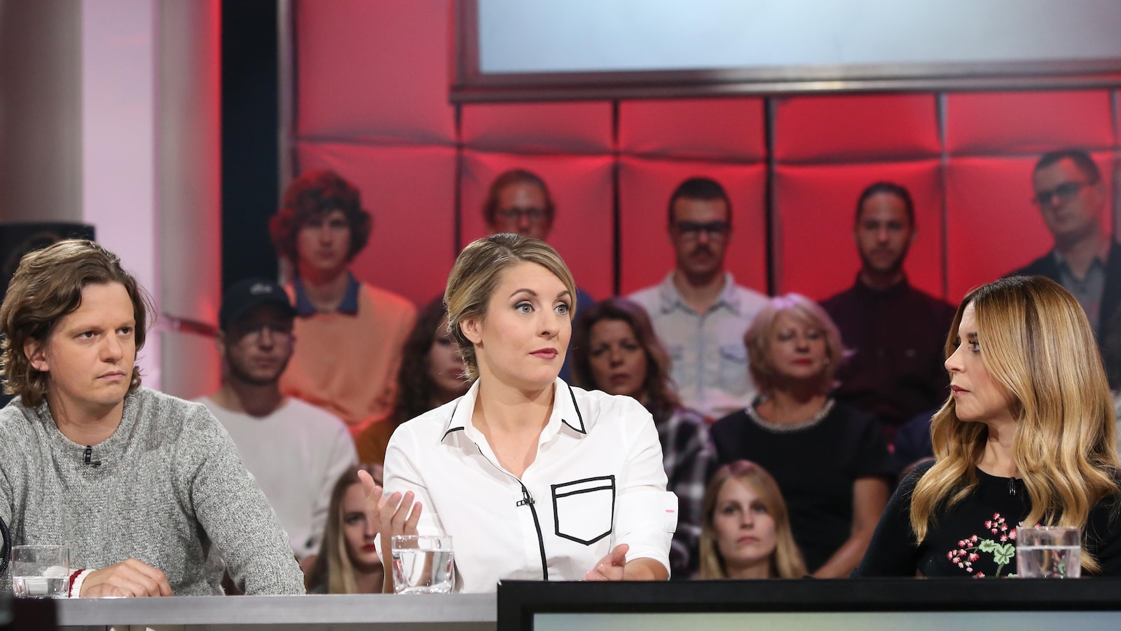 Elle est entourée de Pierre-Yves McSween et de Julie Snyder Elle est entourée de Pierre-Yves McSween et de Julie Snyder
