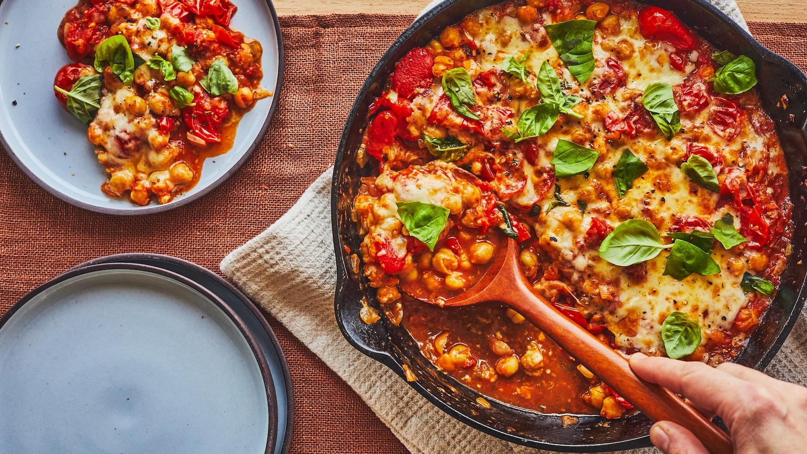 Poêlon en fonte plein de tomates, de pois chiches et de fromage. Poêlon en fonte plein de tomates, de pois chiches et de fromage.