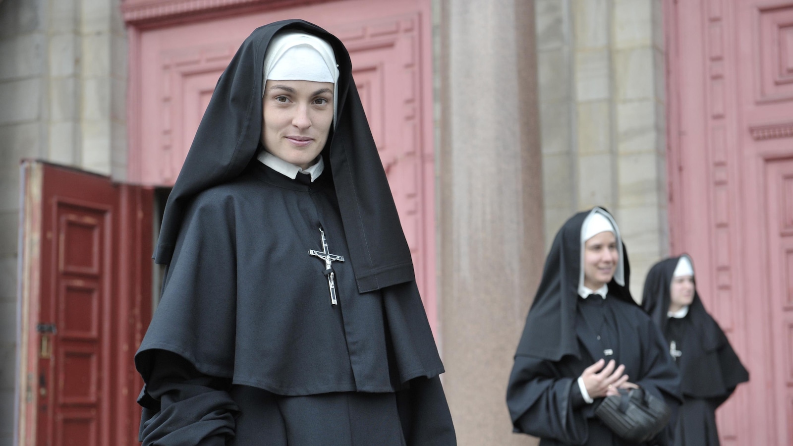 Trois soeurs sur le perron d'une église. Trois soeurs sur le perron d'une église.