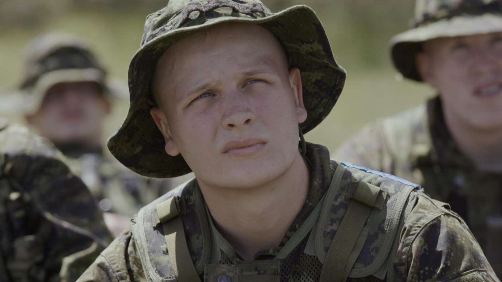 Un jeune homme en tenue de militaire Un jeune homme en tenue de militaire