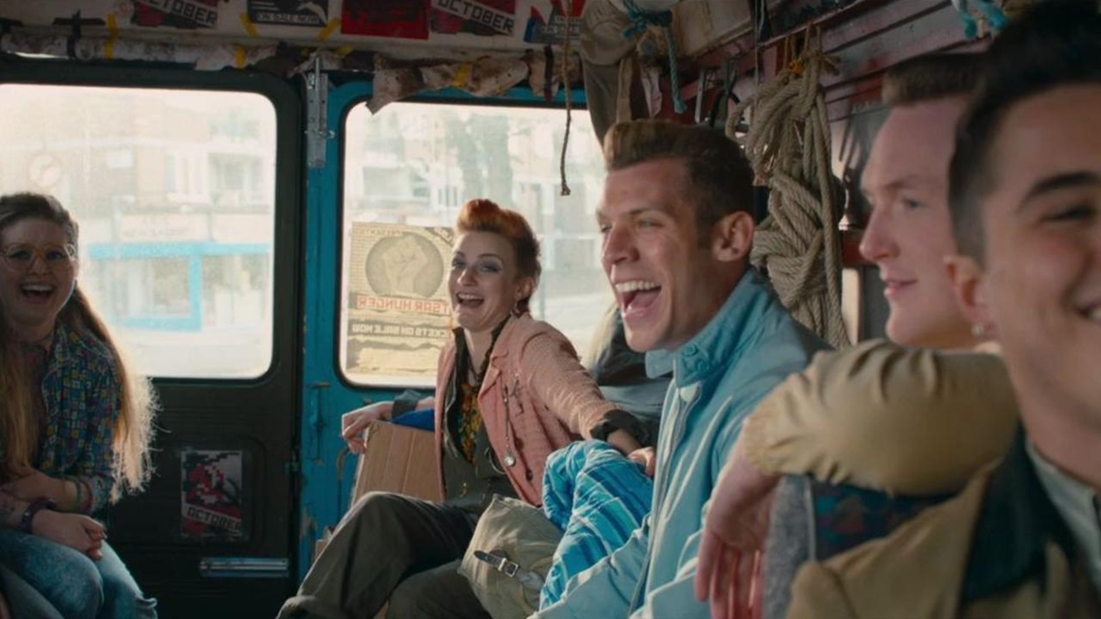 Un groupe de jeunes gens riant, dans un bus. Un groupe de jeunes gens riant, dans un bus.
