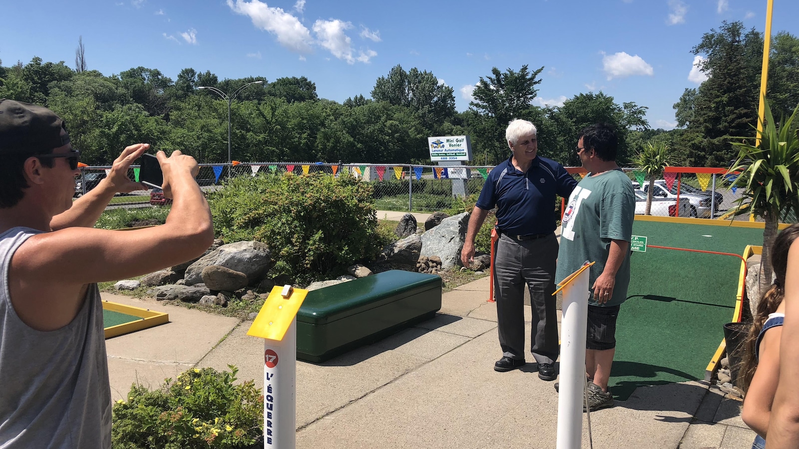 Un admirateur (Steve Bonneau) se fait prendre en photo avec Alain Côté (photographe: Stéphane Bonneau)