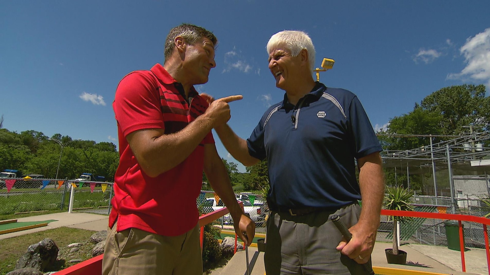 L'animateur Bruno Savard et le hockeyeur Alain Côté discutent en riant