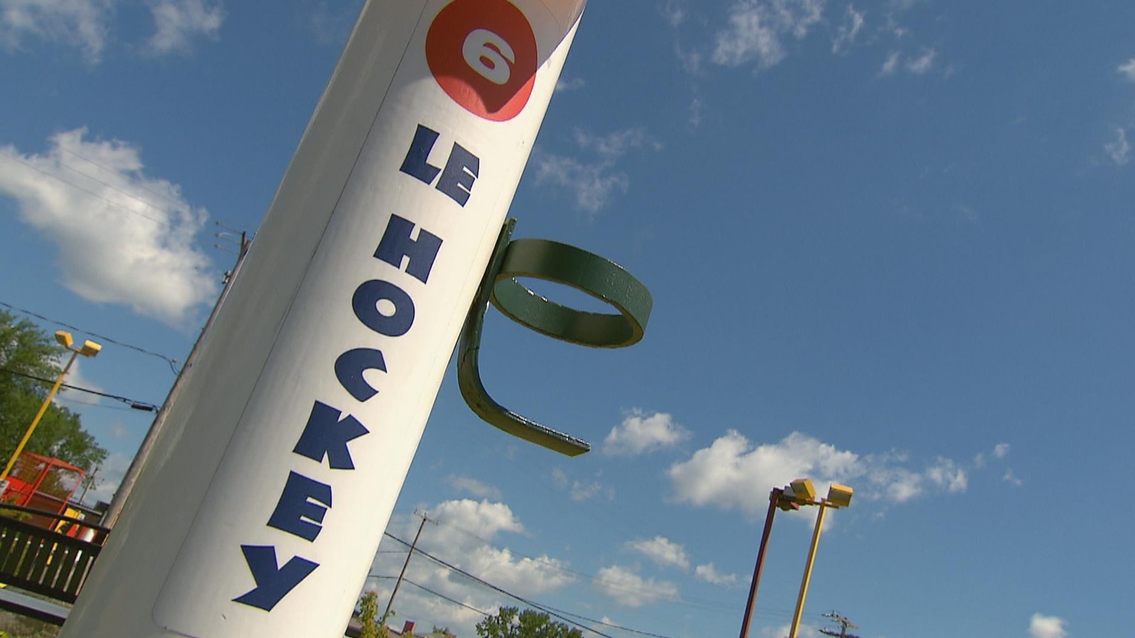 Inscription Le hockey sur un poteau. Chaque station porte un nom différent. Au numéro 6, place au hockey!