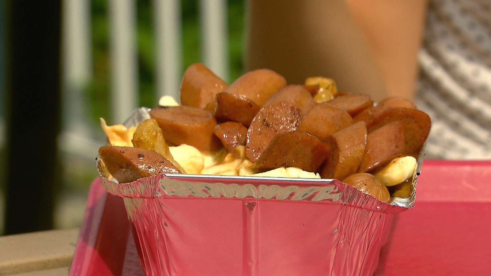 Poutine aux saucisses du casse-croûte Ti-Oui à Saint-Raymond dans Portneuf. Poutine aux saucisses du casse-croûte Ti-Oui à Saint-Raymond dans Portneuf.