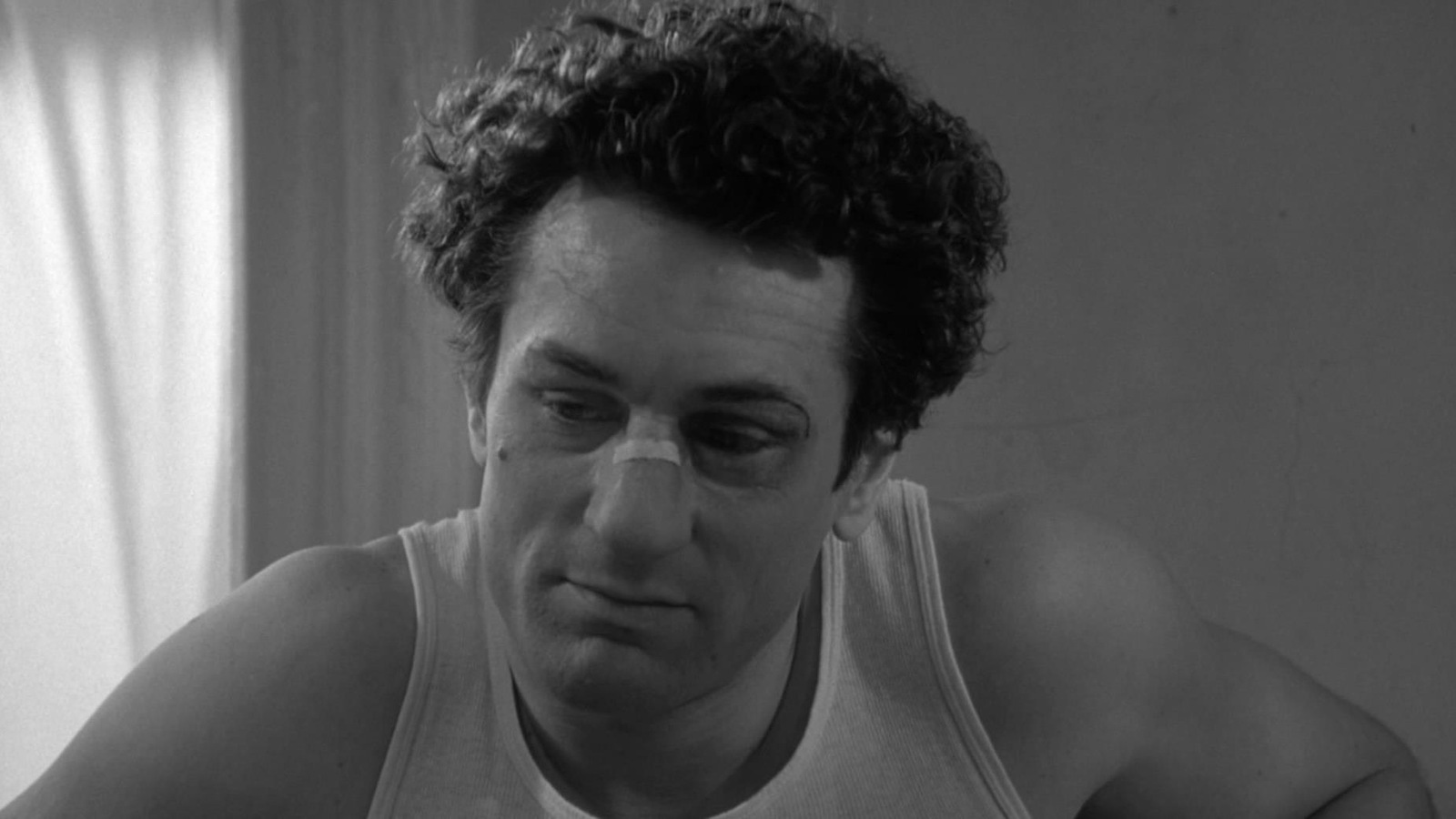 En noir et blanc, un homme (Robert De Niro), un pansement sur le nez, regarde vers la droite. En noir et blanc, un homme (Robert De Niro), un pansement sur le nez, regarde vers la droite.