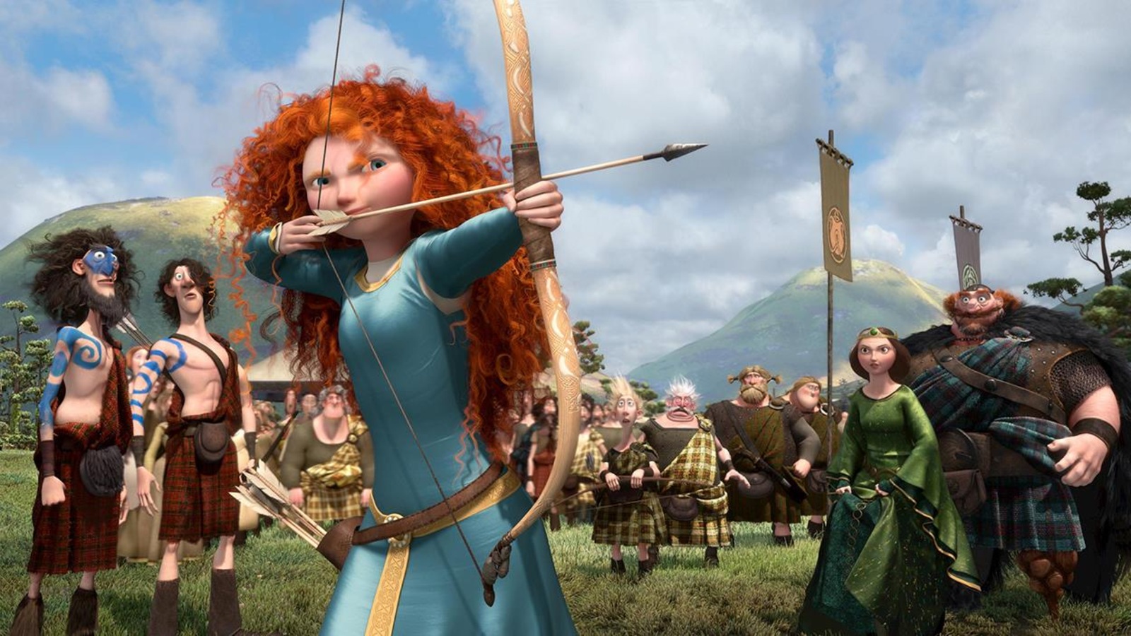 Une jeune fille rousse tire à l'arc dans un champ. Une jeune fille rousse tire à l'arc dans un champ.