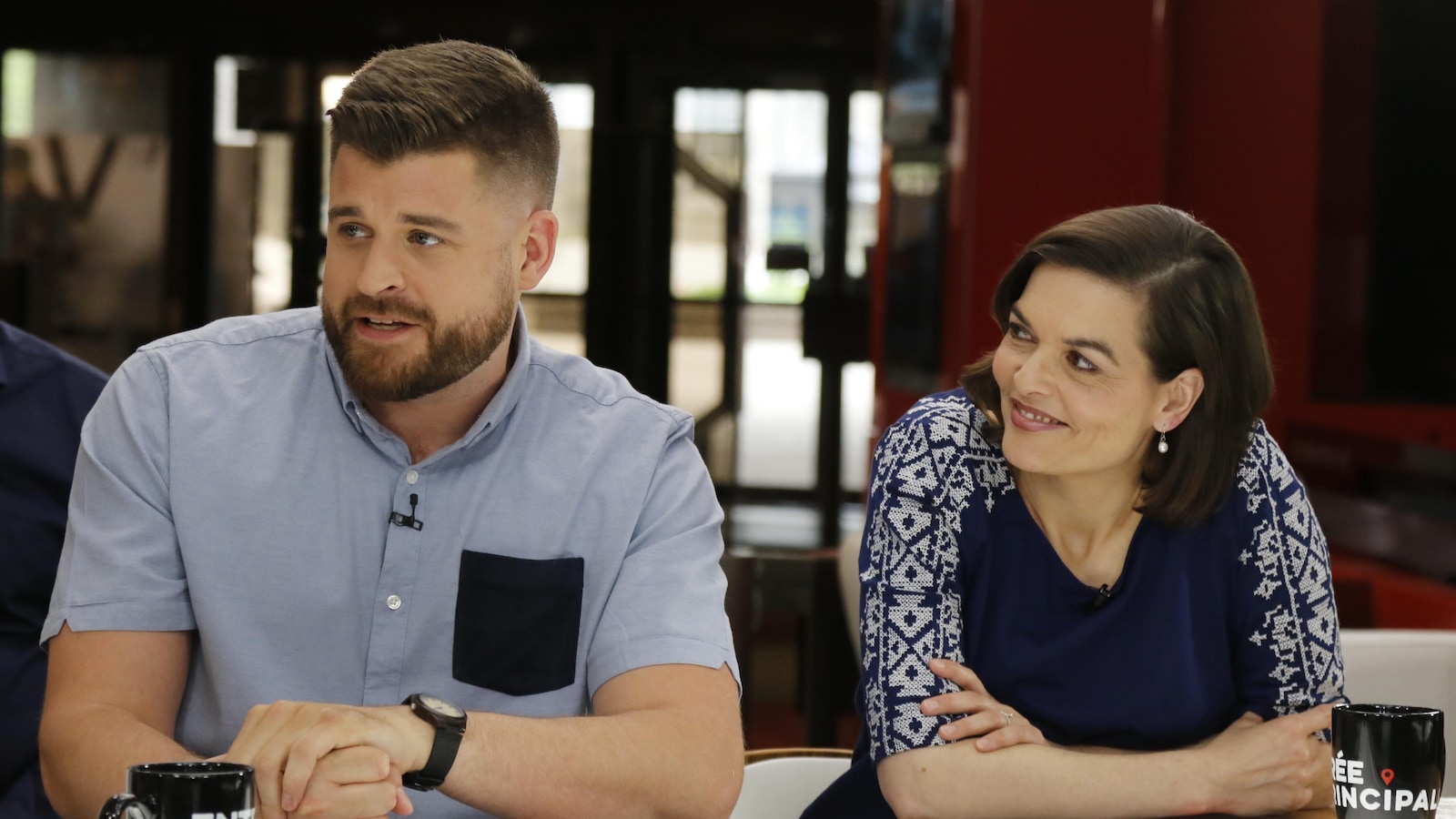 Le chroniqueur sur le plateau d'Entrée principale
