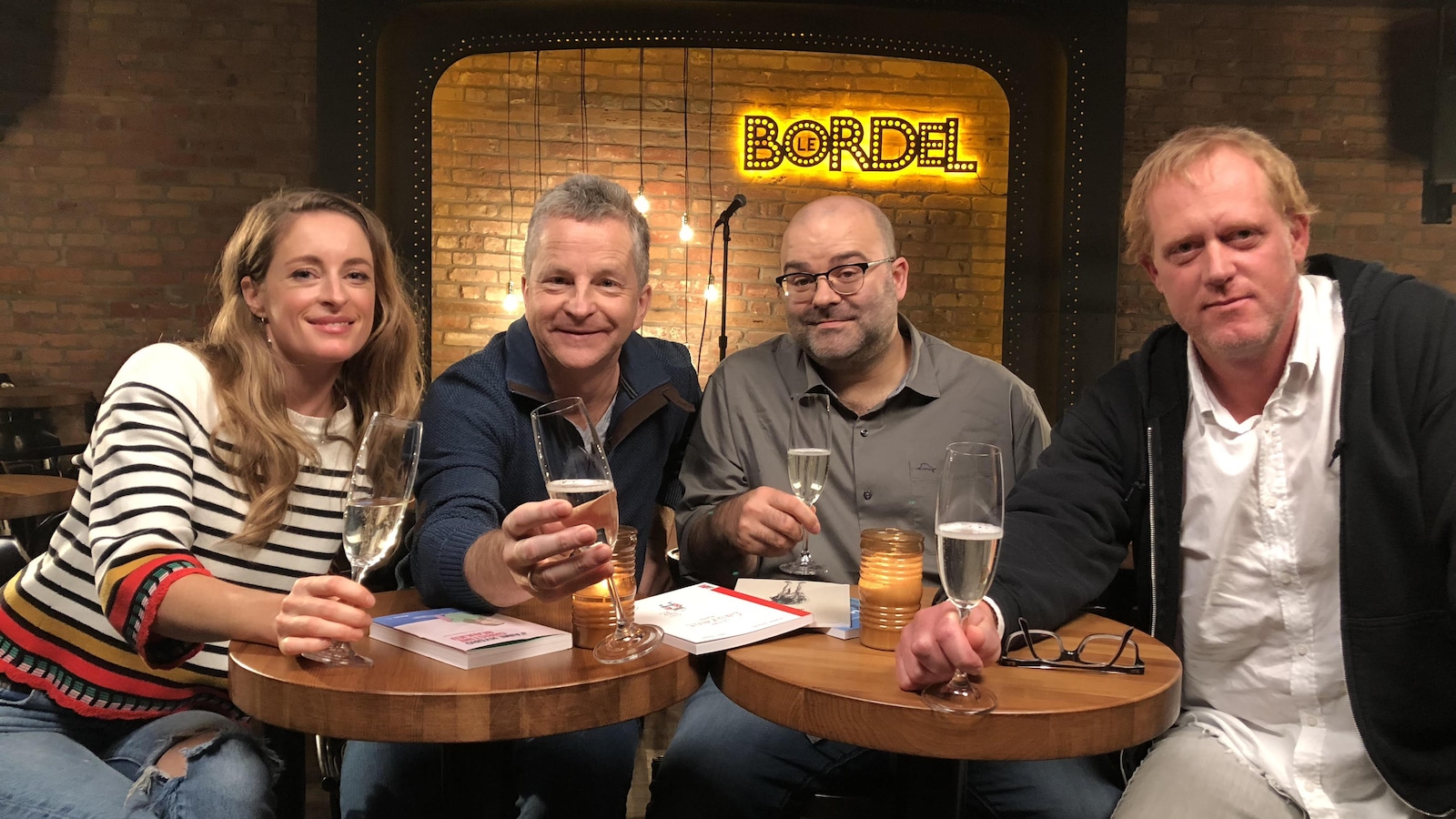 L'animateur et ses invités assis à une table au bar le Bordel L'animateur et ses invités assis à une table au bar le Bordel