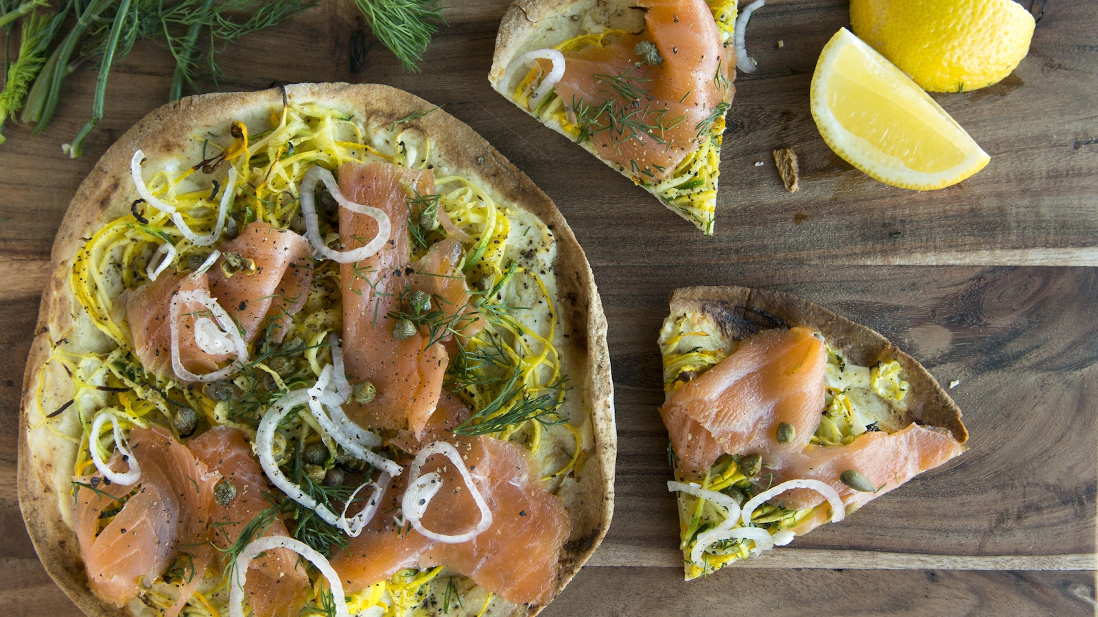 Une pizza avec des oignons, des câpres et de l'aneth. Une pizza avec des oignons, des câpres et de l'aneth.