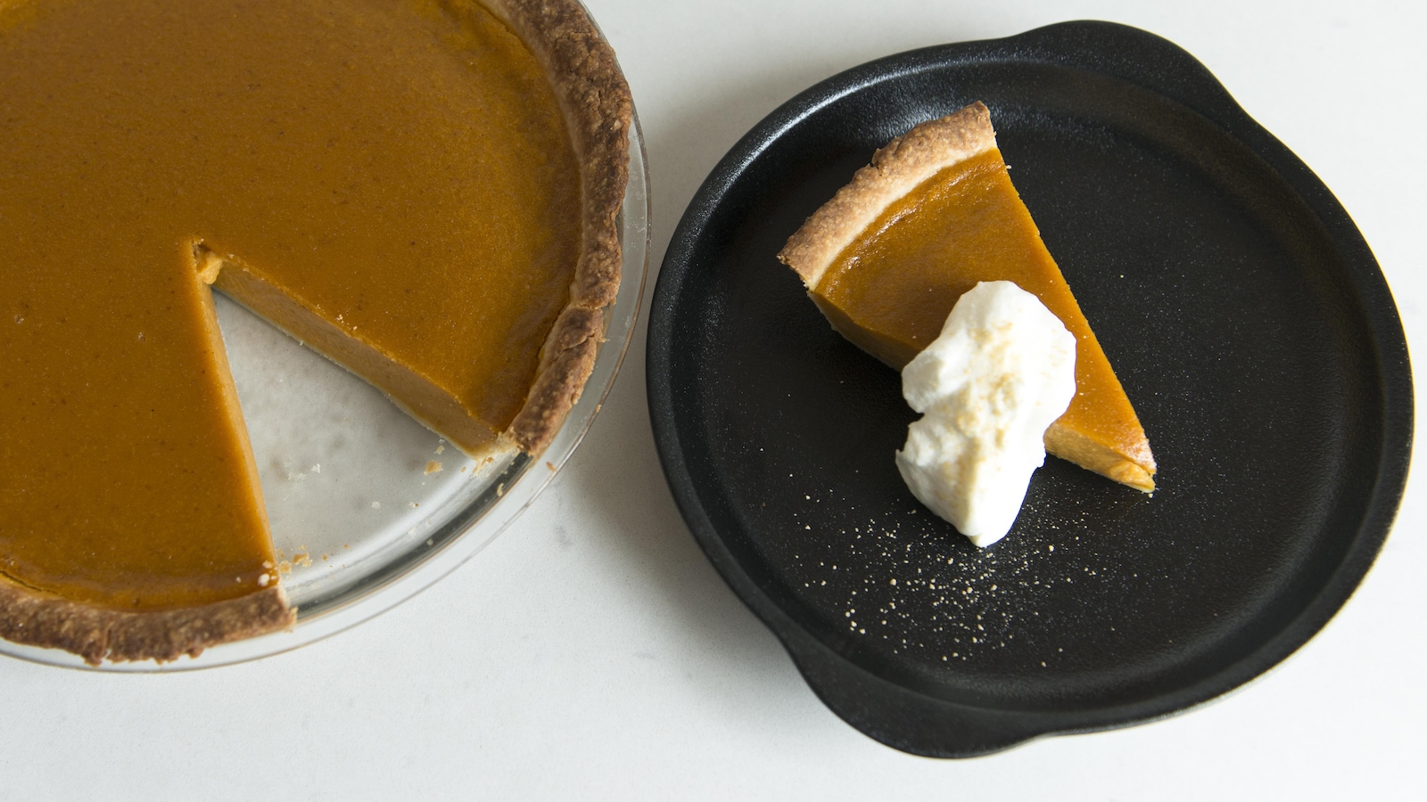 Une tarte et une pointe de tarte. Une tarte et une pointe de tarte.